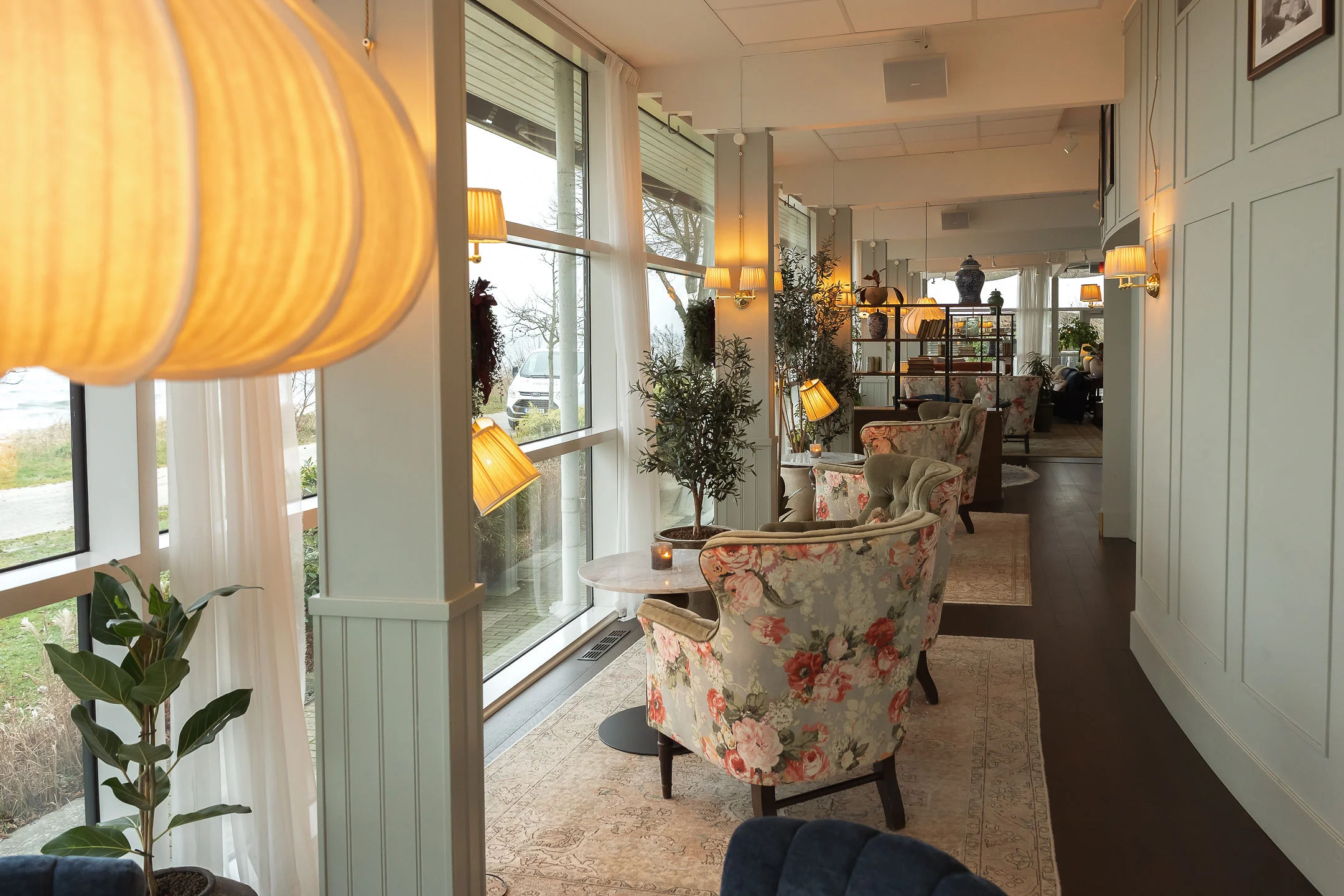 Lounge på Ystad Saltsjöbad Lounge och sittgrupp på Ystad Saltsjöbad, hotell i Skåne med havsnära läge, spa och konferens.