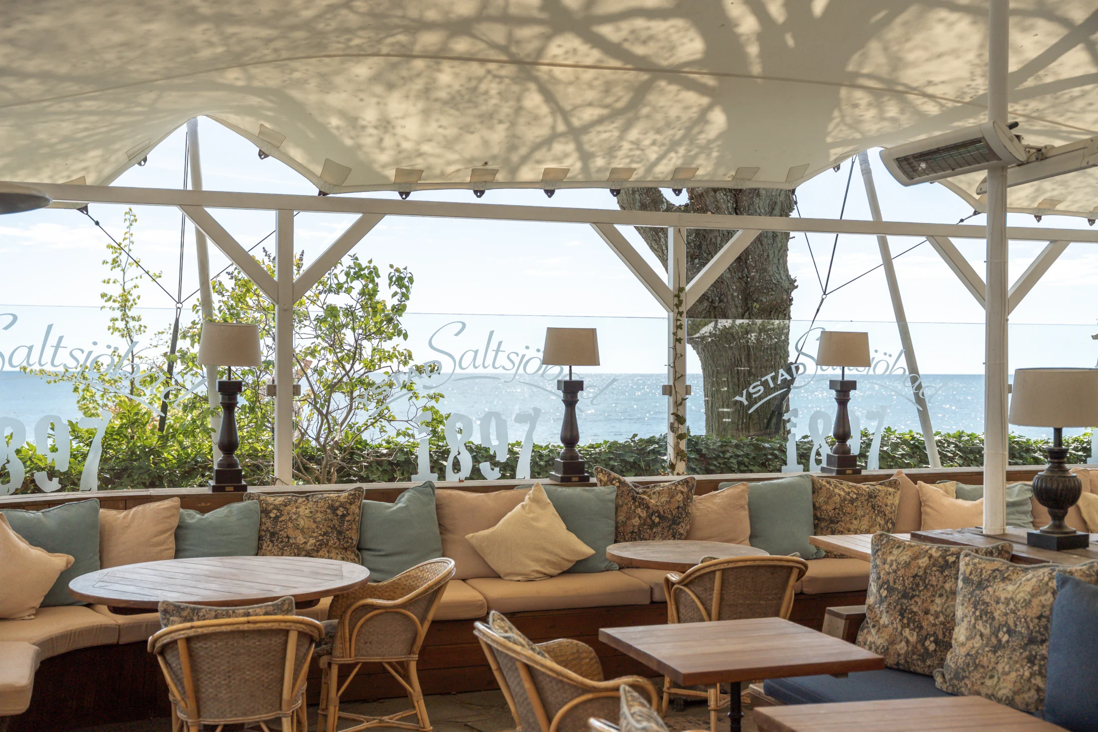Havsnära lounge och uteservering på Ystad Saltsjöbad i Skåne, perfekt för spa, weekend och hotellvistelse.