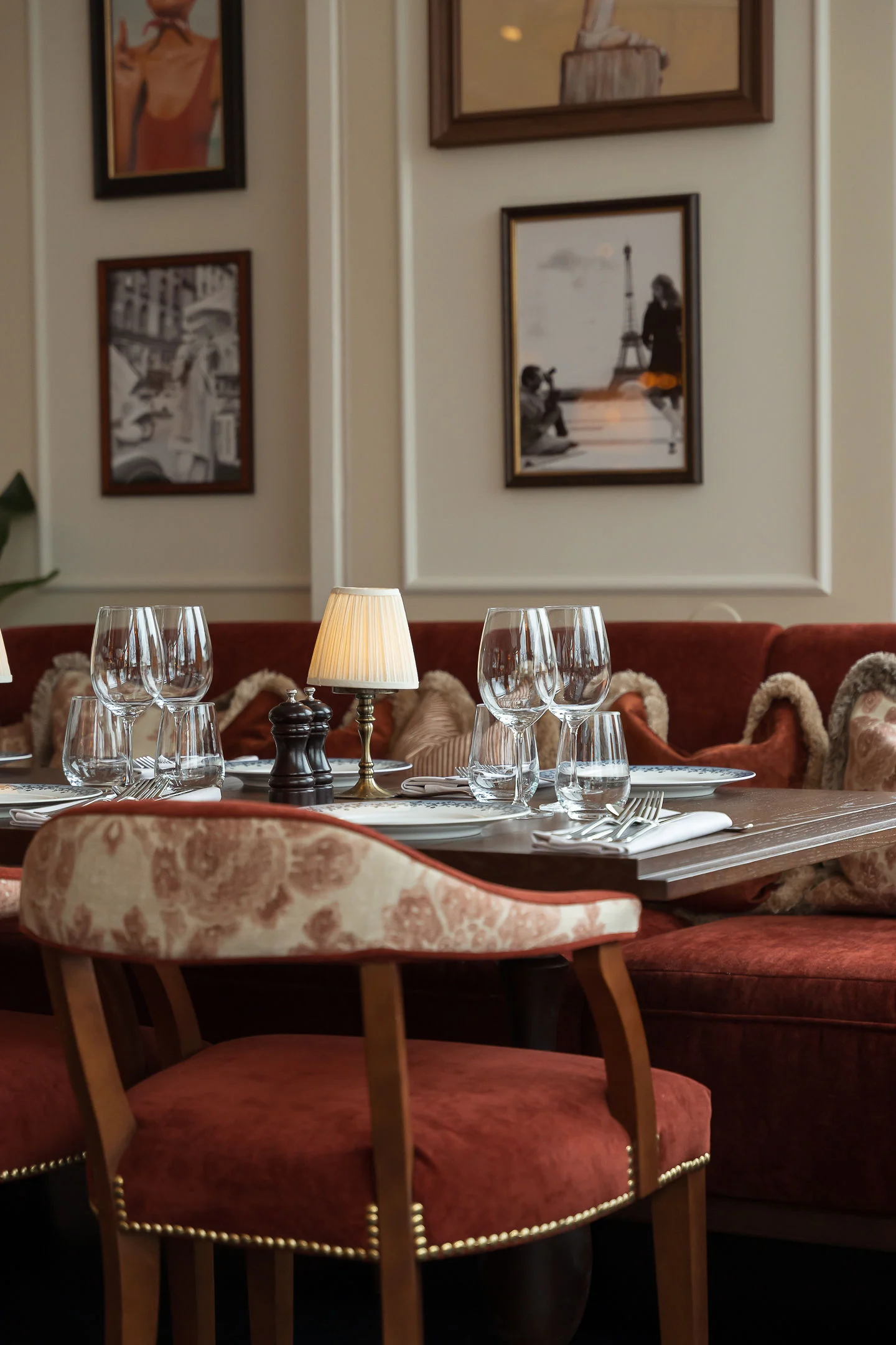 Dukat bord i restaurangen på Ystad Saltsjöbad med mjuk belysning, sammetssoffor och elegant inredning.